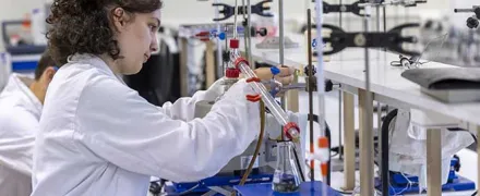 Lycéenne en laboratoire