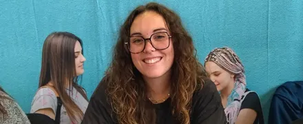 Rose étudie dans le domaine du social.