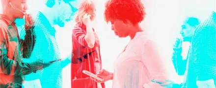 Individus consultant leur portable