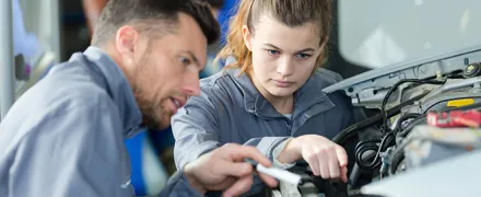 Une stagiaire dans un garage automobile