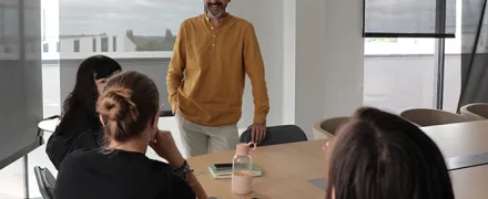 Fabrice Pluriel de Face Ille-et-Vilaine discute avec les stagiaires.