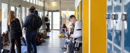 Des élèves dans un couloir.