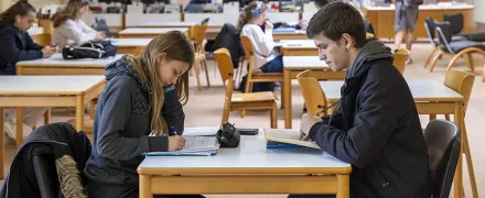 Des élèves au CDI (Centre de Documentation et d'Information) du lycée Colbert à Lorient
