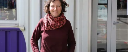 Portrait de Mélanie devant l'entrée de la ressourcerie