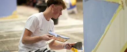 Un élève à la Compétition des métiers.