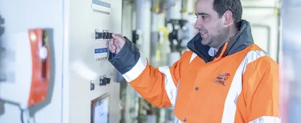 Un économie de flux en veste de sécurité règle un équipement