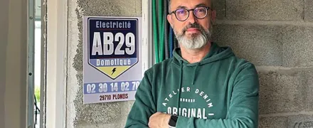 Portrait de Bruno Aubard devant un mur