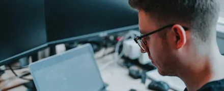 Un étudiant écrit à l'ordinateur