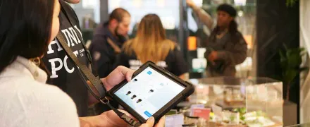 Un stagiaire regarde une tablette avec sa maître de stage