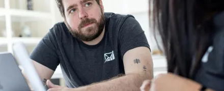 Deux personnes discutent à une table 