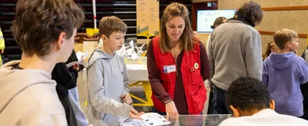 Jeunes sur un salon découverte des métiers