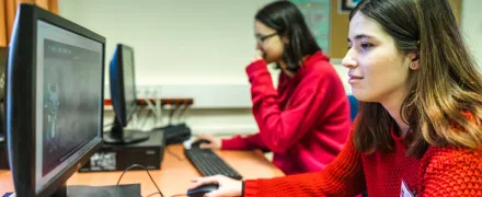 Jeunes filles s'informant