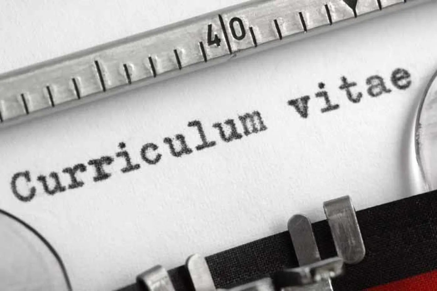 Entête d'un CV sur machine à écrire mécanique