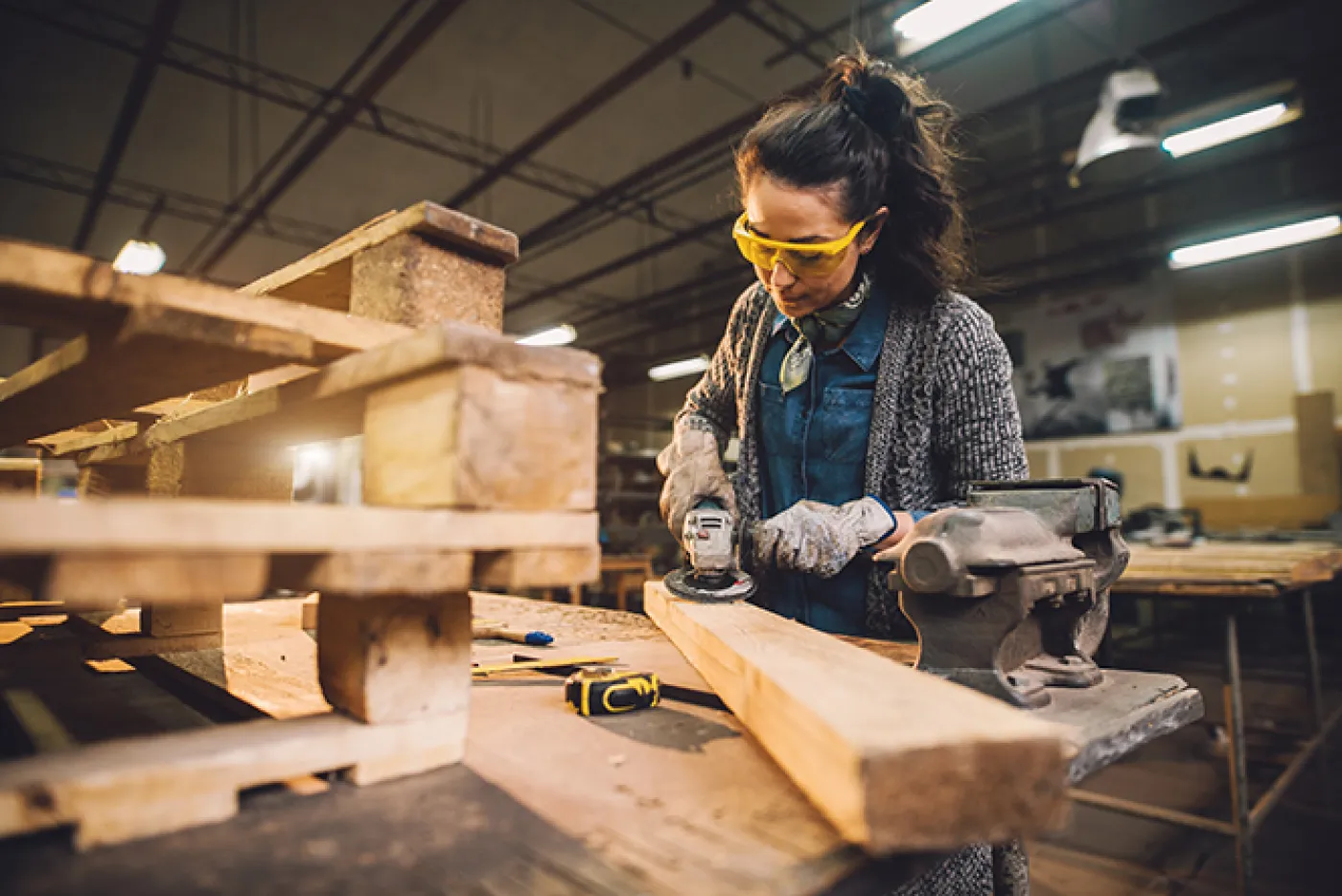 Une élève à un établi de travail