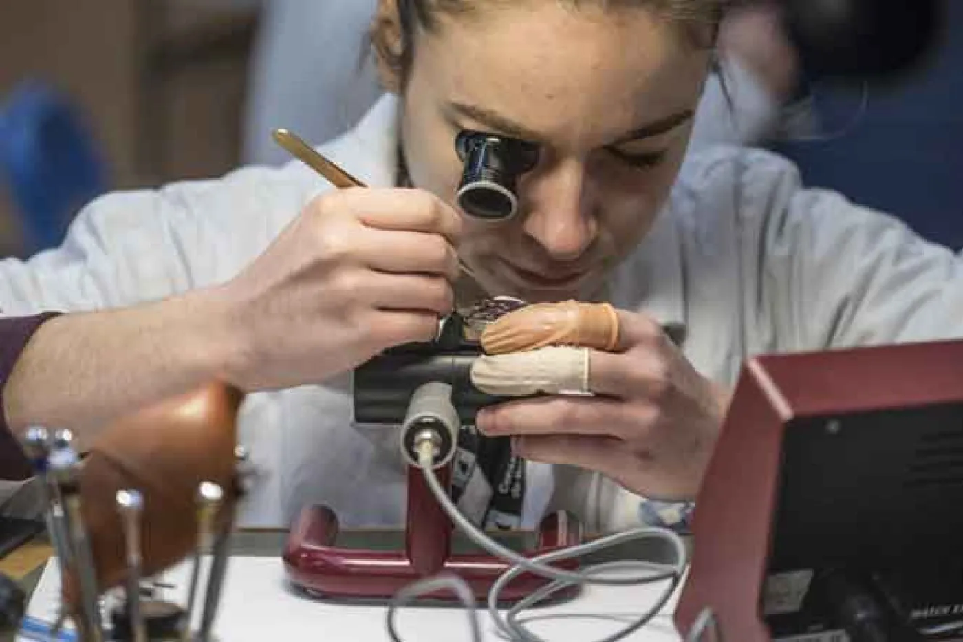 Jeune fille réparant une montre