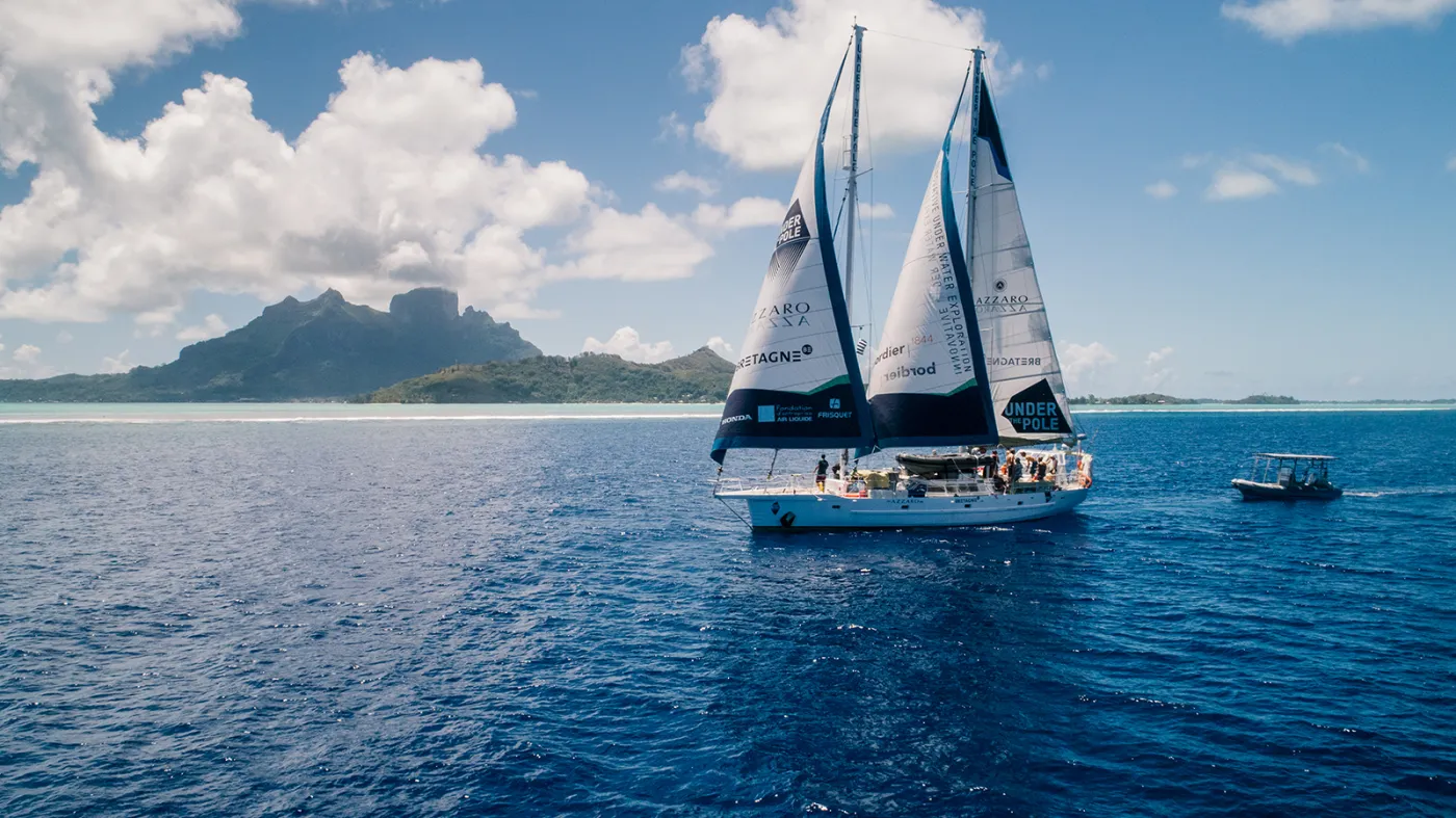 Un bateau en mer