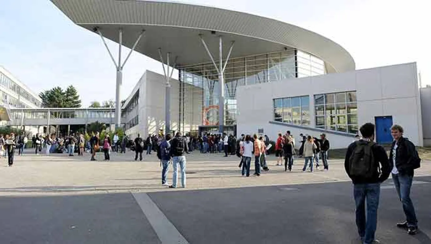 Des étudiants devant l'université.