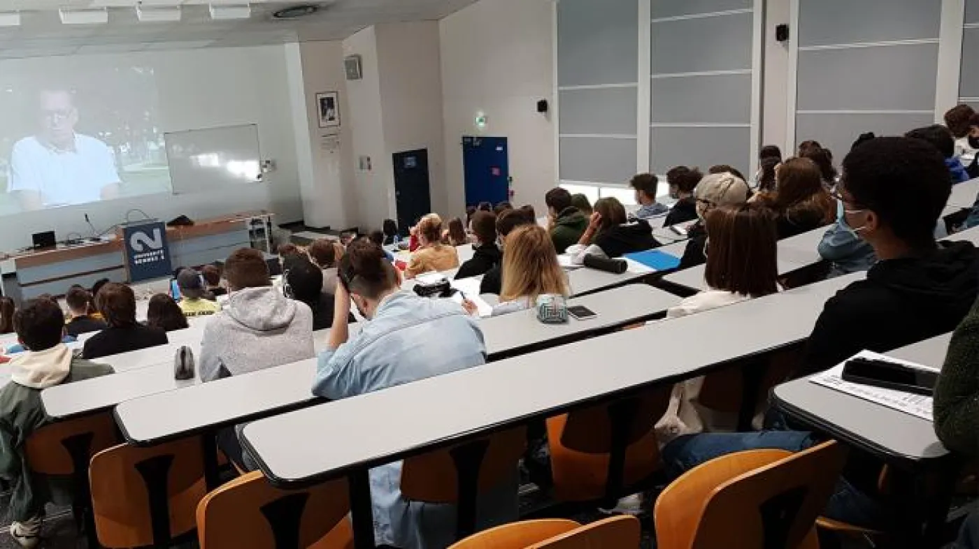 Des étudiants dans un amphi.