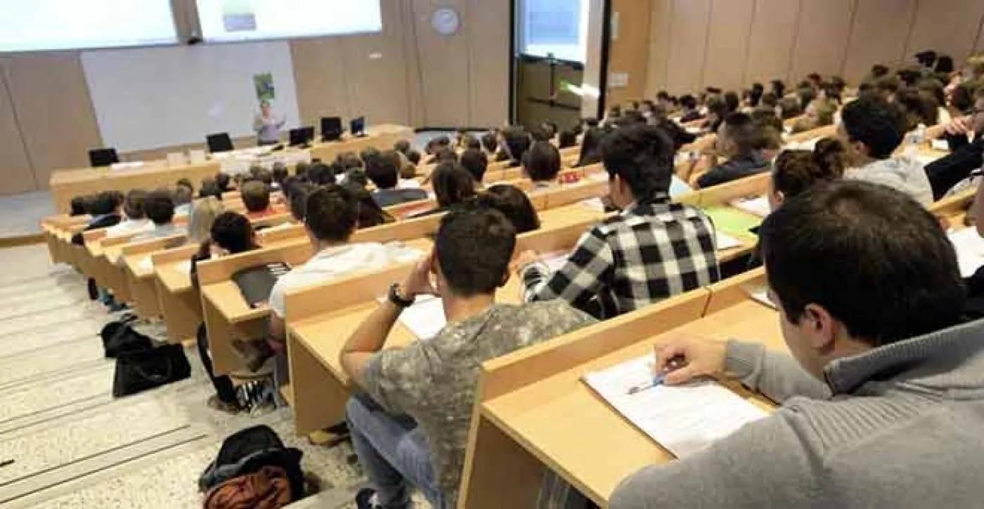 Des étudiants dans un amphi.