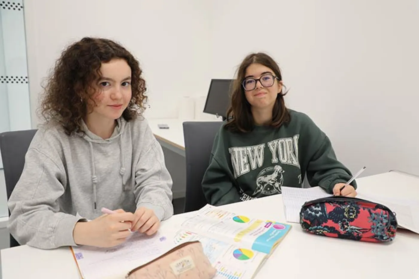 Agathe et Zélie sont scolarisées au lycée Bréquigny.
