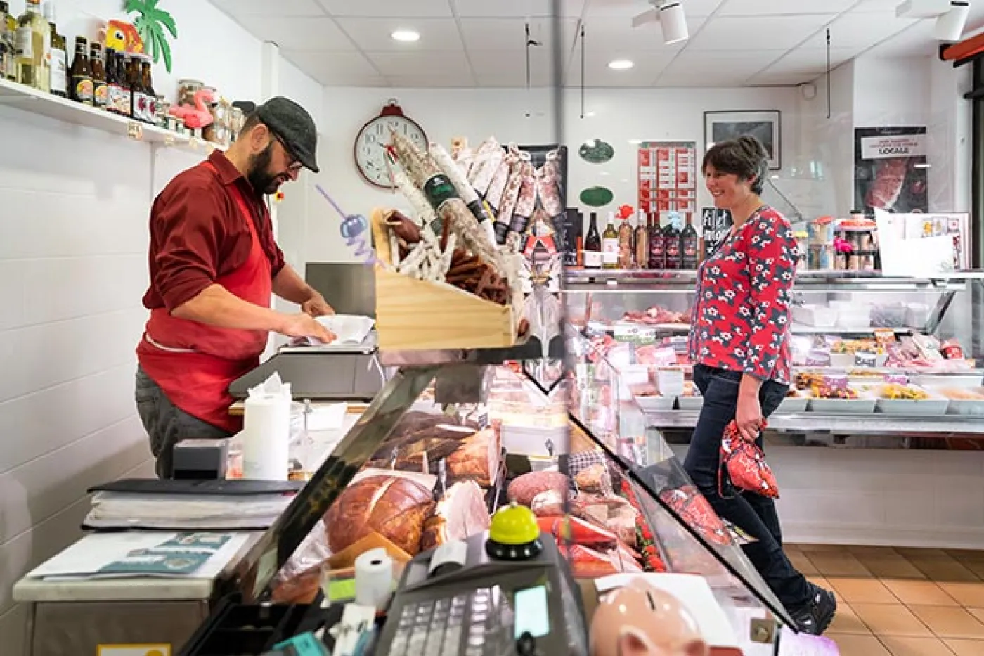 Un boucher sert une cliente