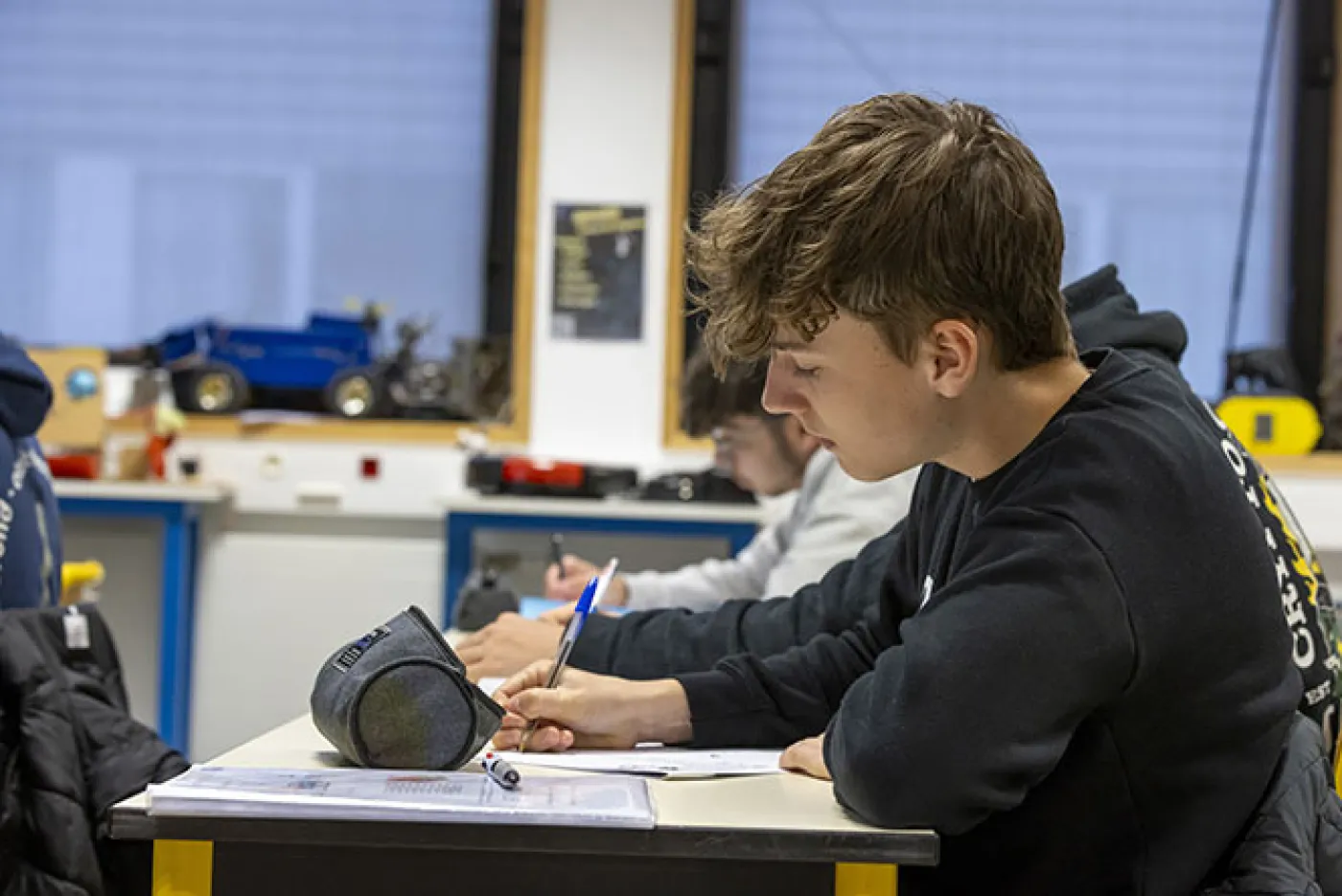 Un élève pendant un cours en classe au lycée Colbert à Lorient (56)
