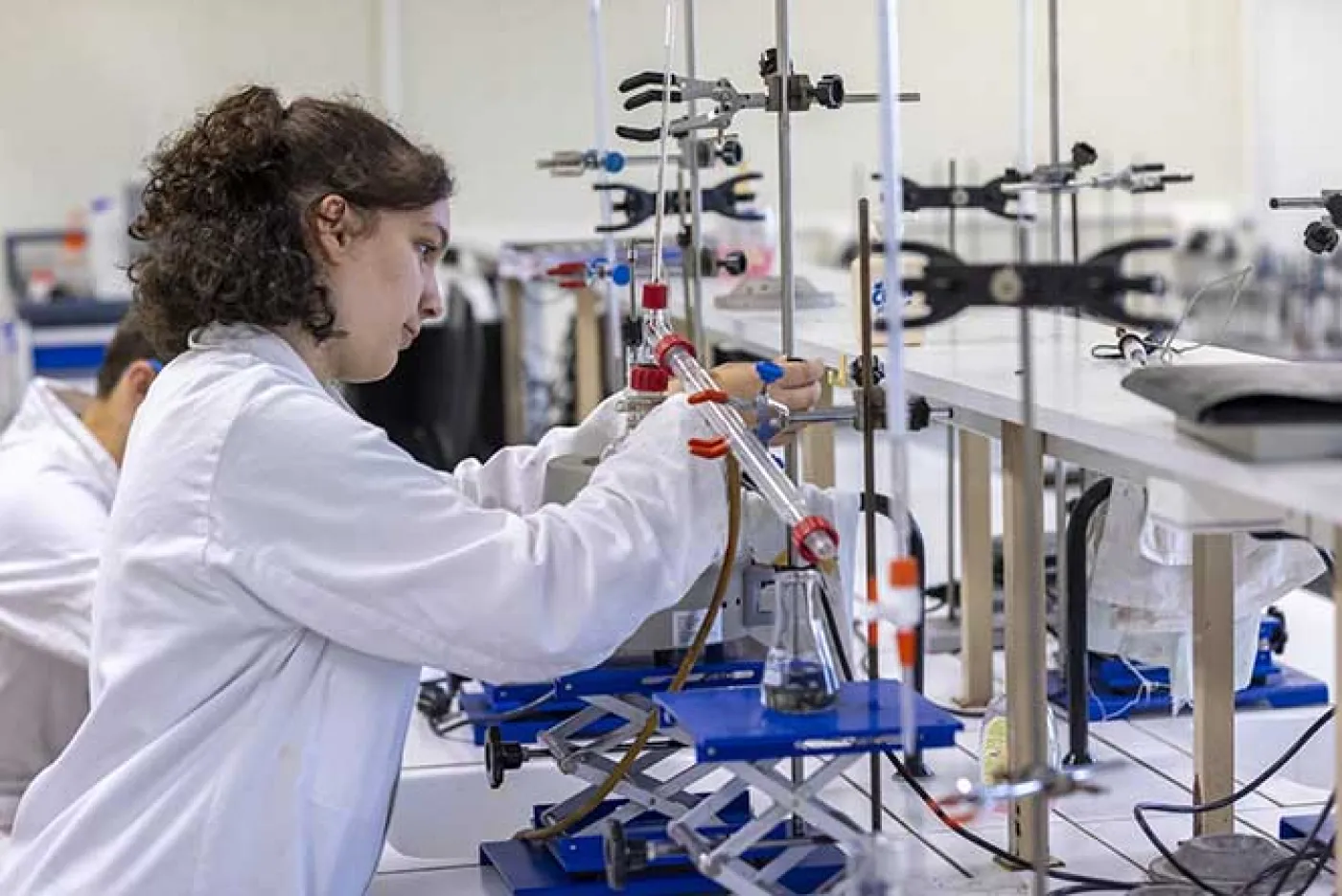 Lycéenne en laboratoire