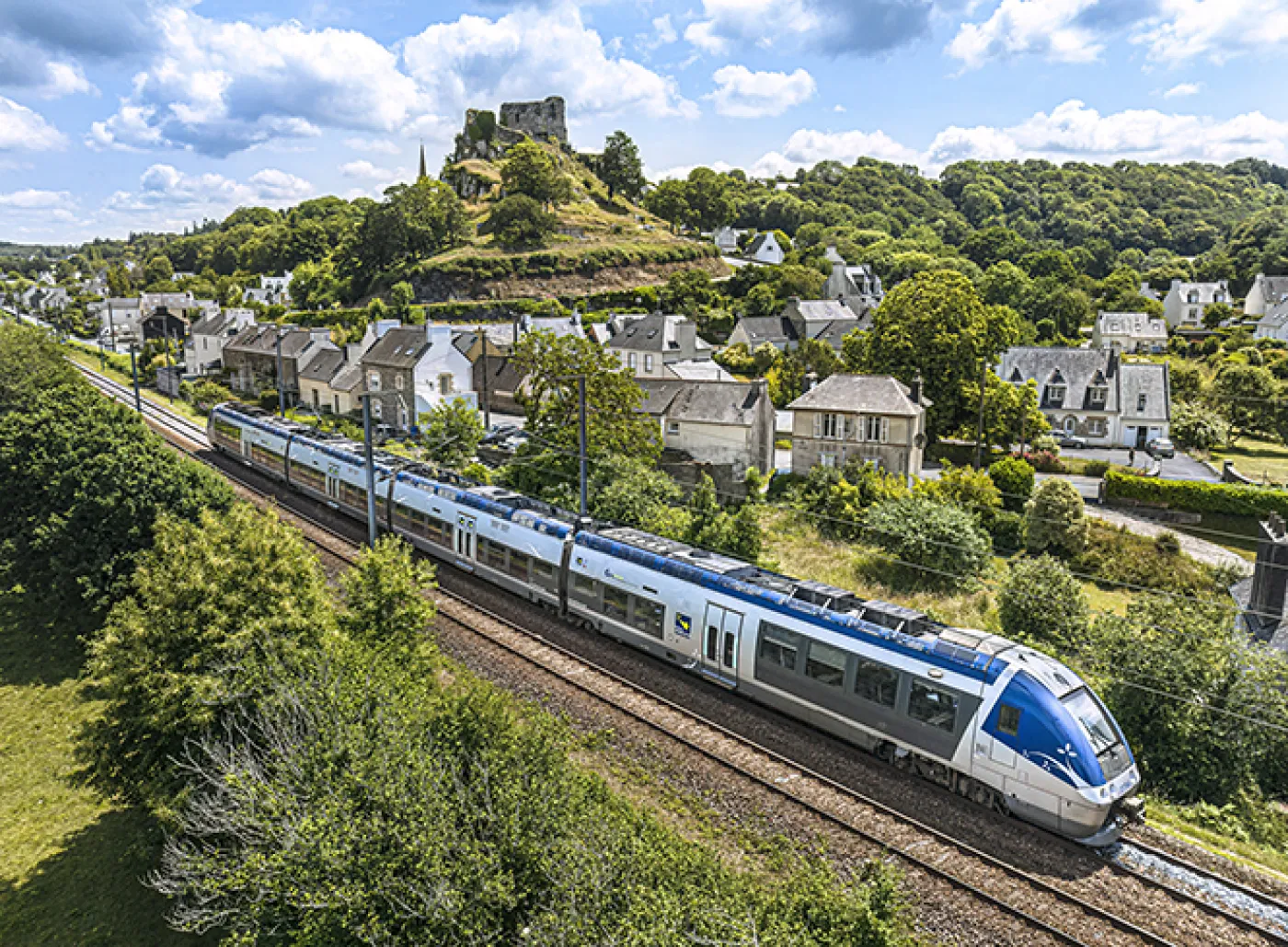 Vue aérienne du TER BreizhGo à La Roche-Maurice (29)