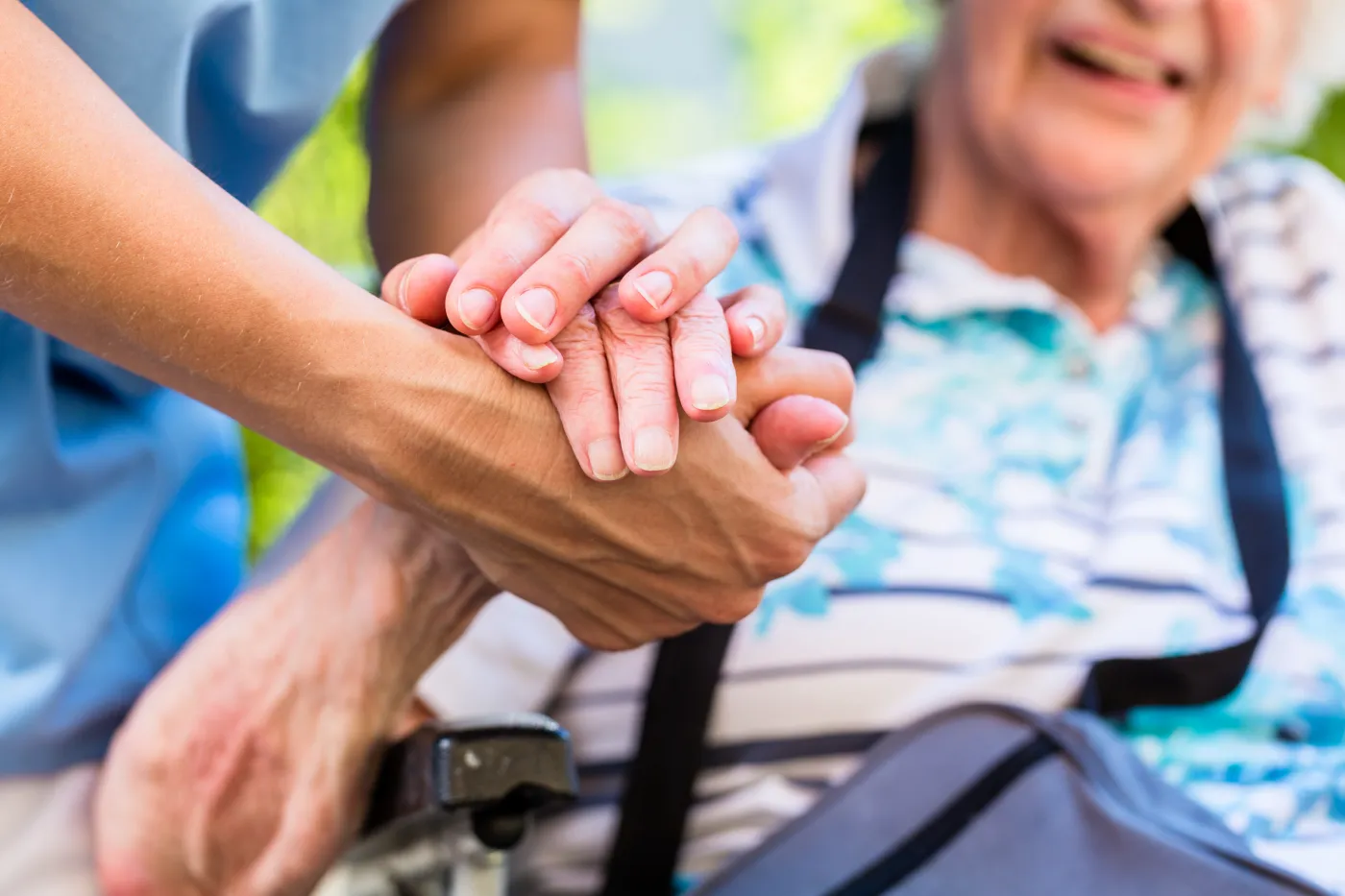 Une main soutient une main de personne âgée