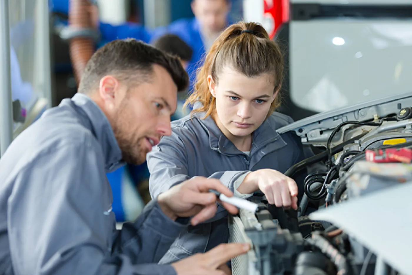 Une stagiaire dans un garage automobile