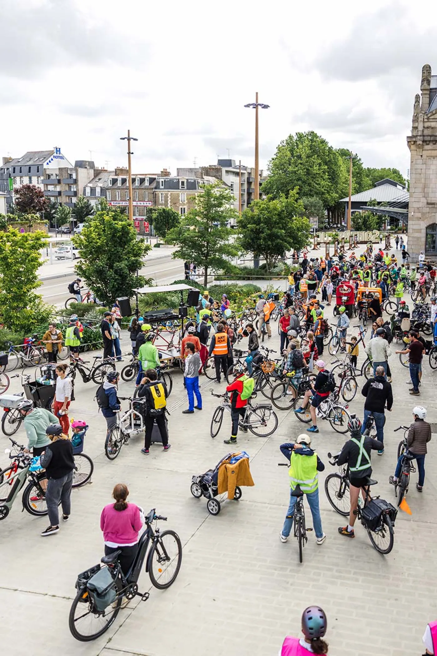 Une foule de personnes à vélo.