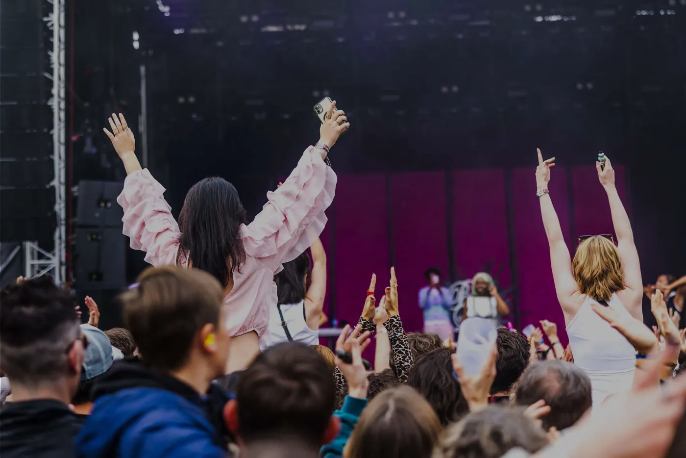 Une foule de spectateurs devant un concert pendant un festival.