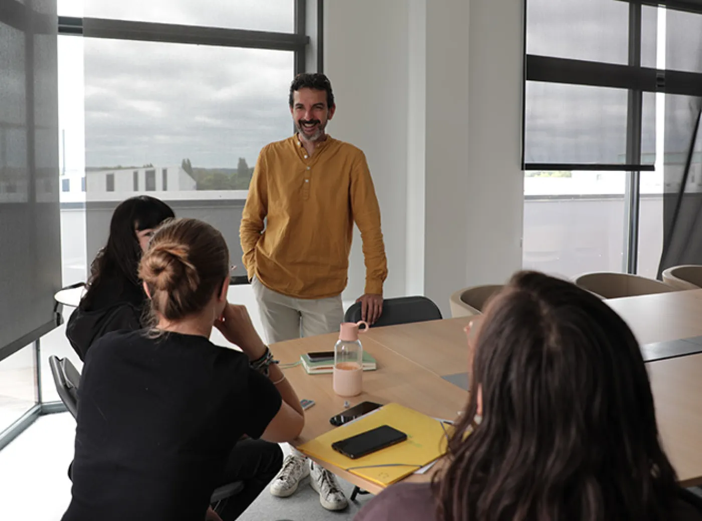 Fabrice Pluriel de Face Ille-et-Vilaine discute avec les stagiaires.