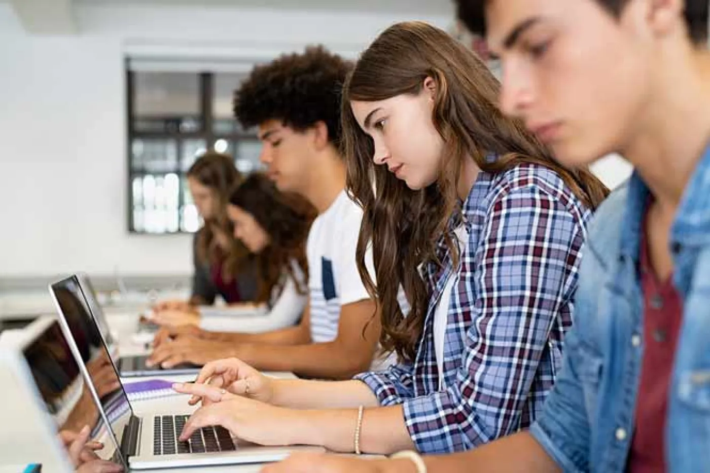 Des élèves en classe travaillent sur ordinateur