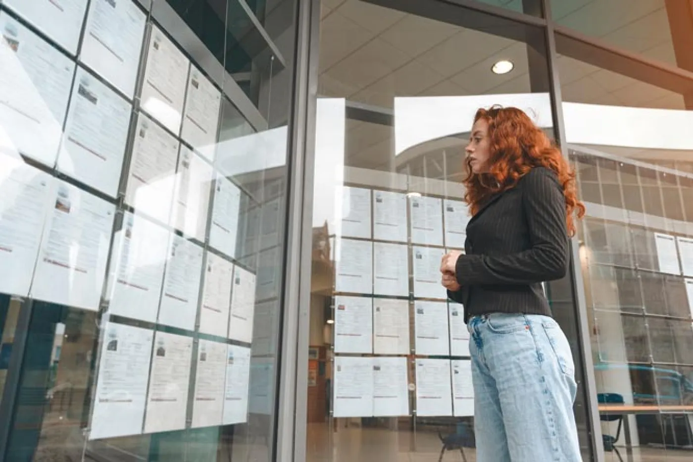Une étudiante regarde des annonces de logements