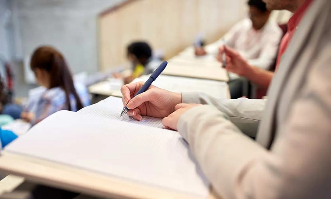 Des étudiants prennent des notes dans un amphi