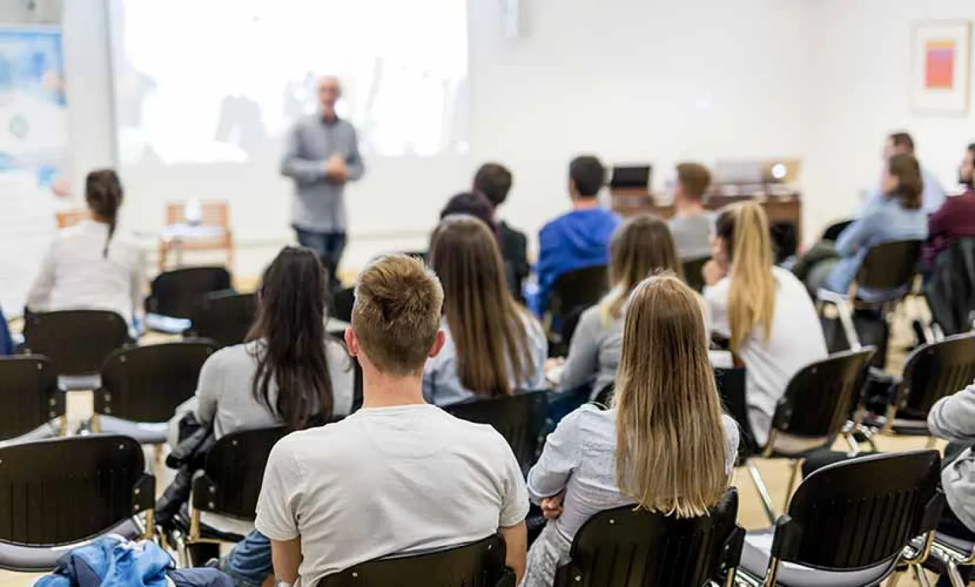 Des étudiants dans une salle de classe