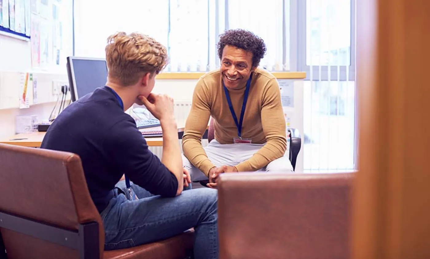 Un jeune discute avec un conseiller