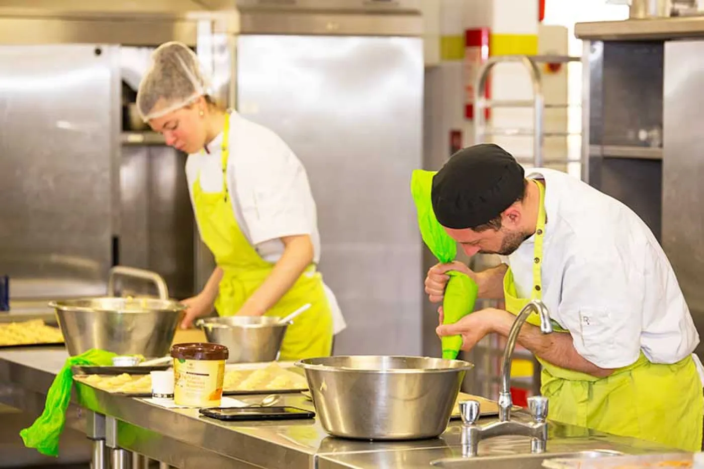 Deux stagiaires en CAP cuisine préparent un repas