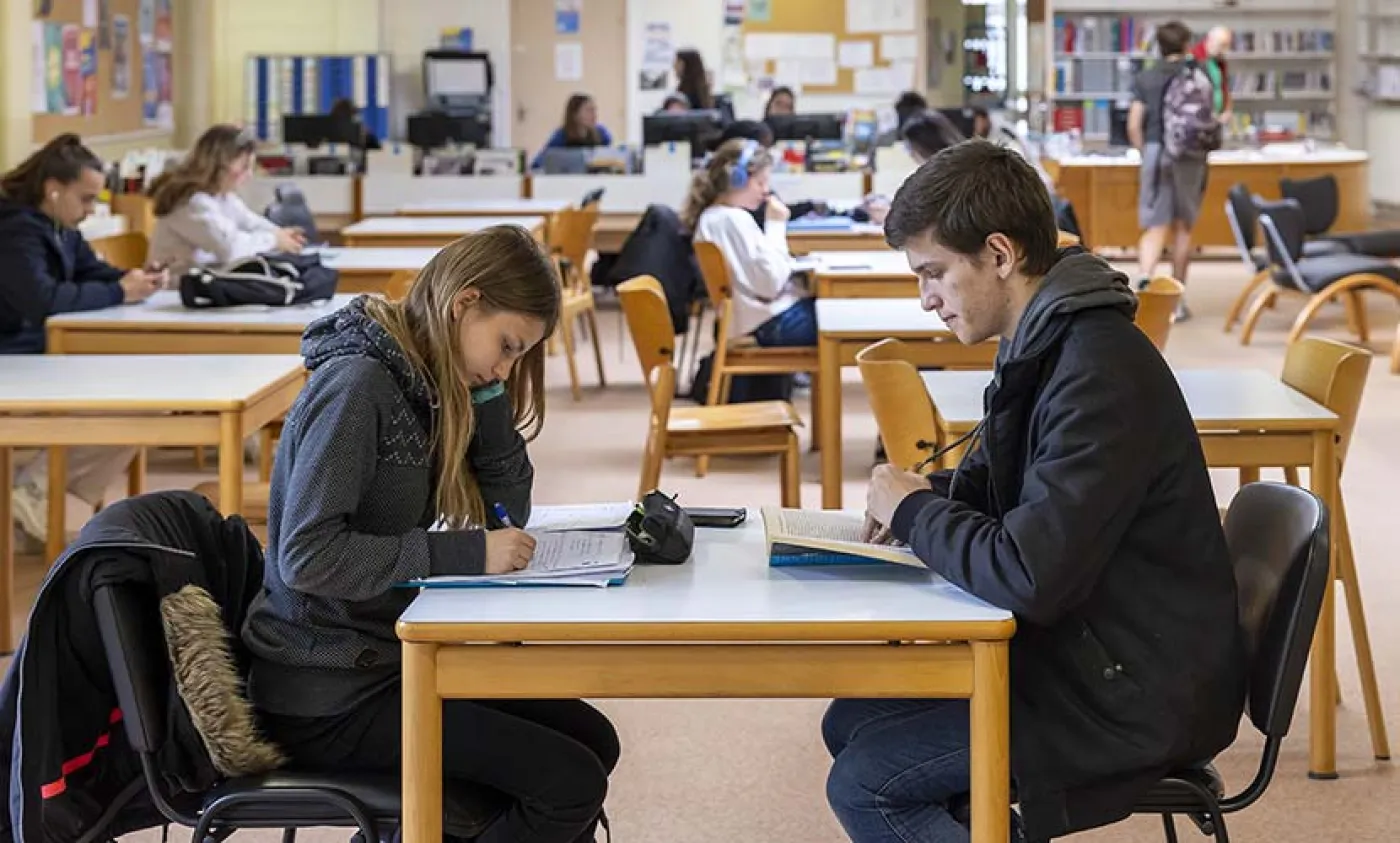 Des élèves au CDI (Centre de Documentation et d'Information) du lycée Colbert à Lorient
