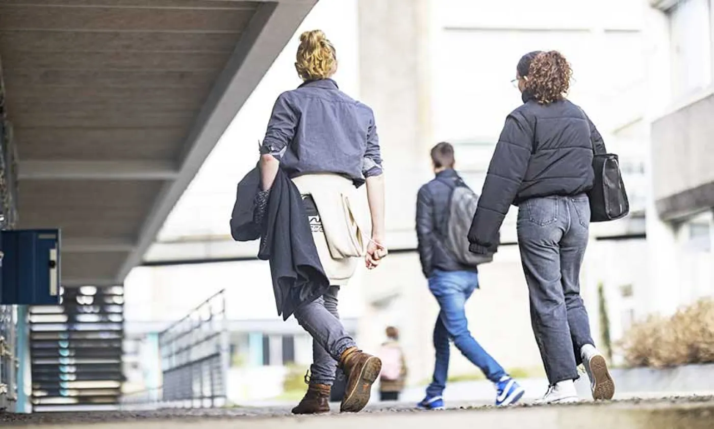 Jeunes entrant dans un établissement
