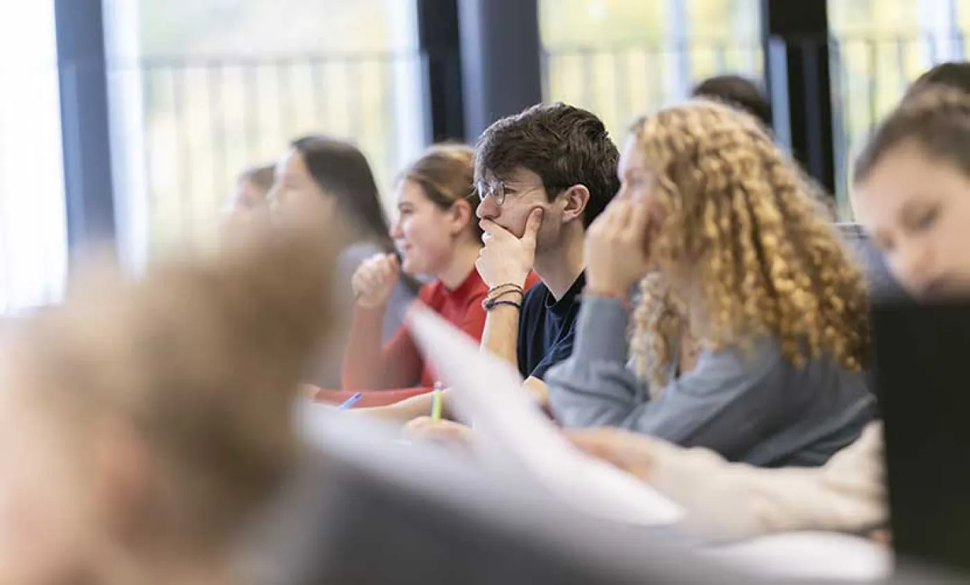 Des lycéens dans une classe écoutent un cours