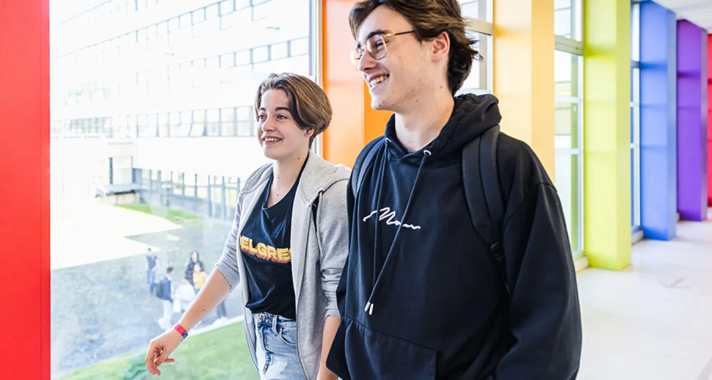 Deux lycéens se baladant dans des couloirs.
