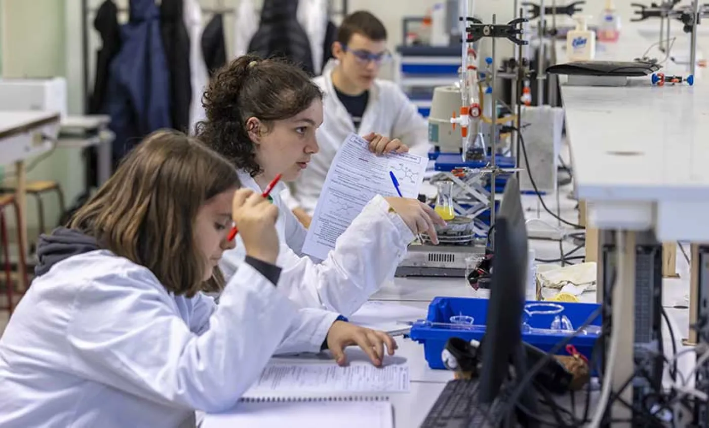 3 lycéens travaillent dans un laboratoire de sciences