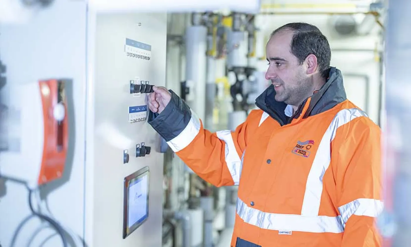 Un économie de flux en veste de sécurité règle un équipement