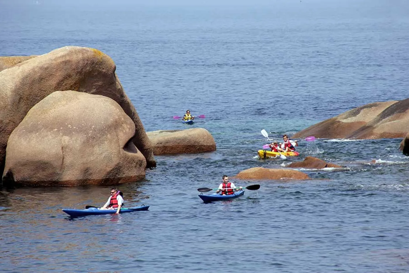 Des kayakeurs sur l'eau entre les rochers de Ploumanac'h