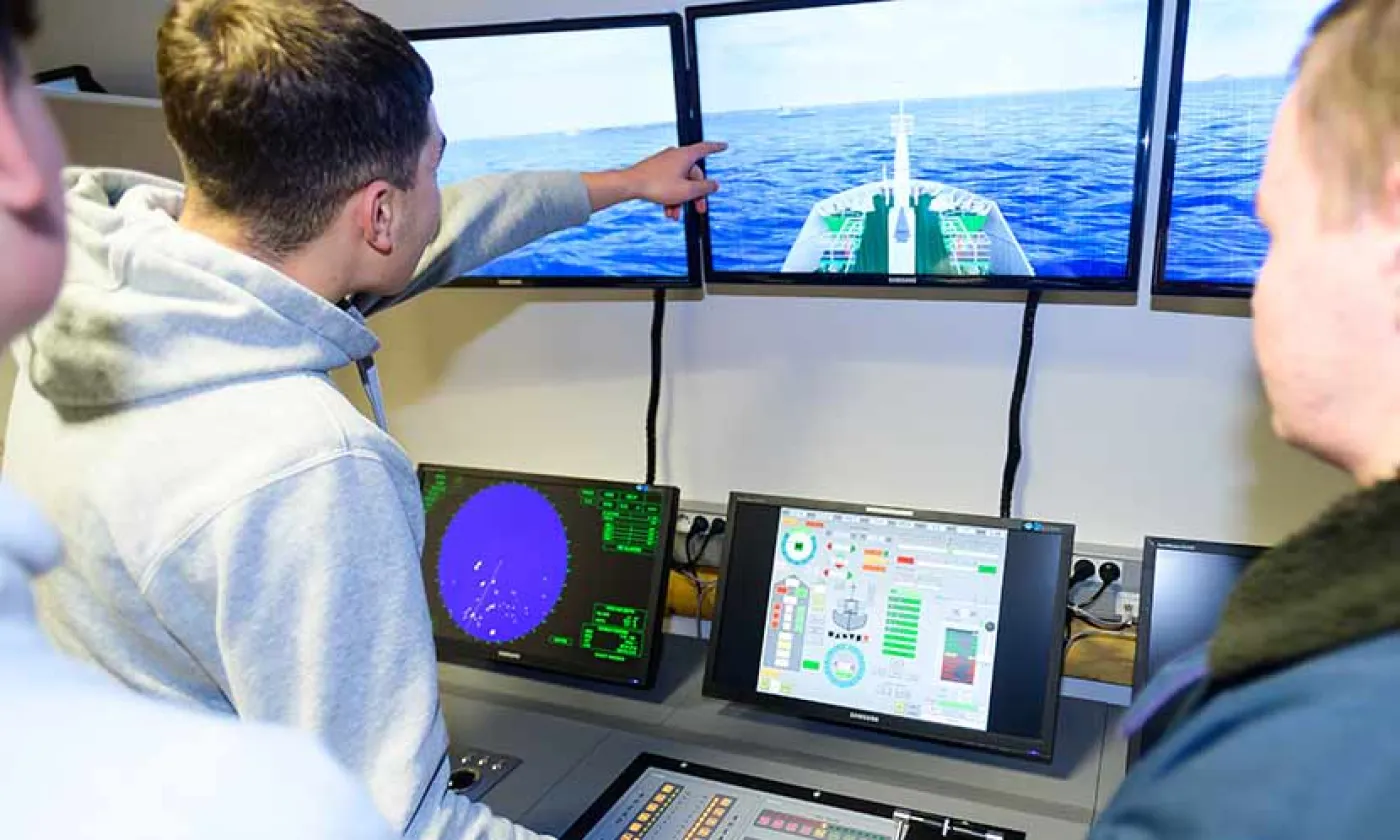 Des lycéens s'exercent sur un simulateur de navigation