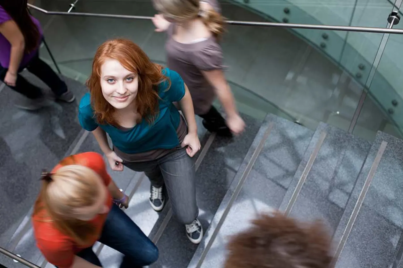 Étudiante qui s'arrête dans un escalier