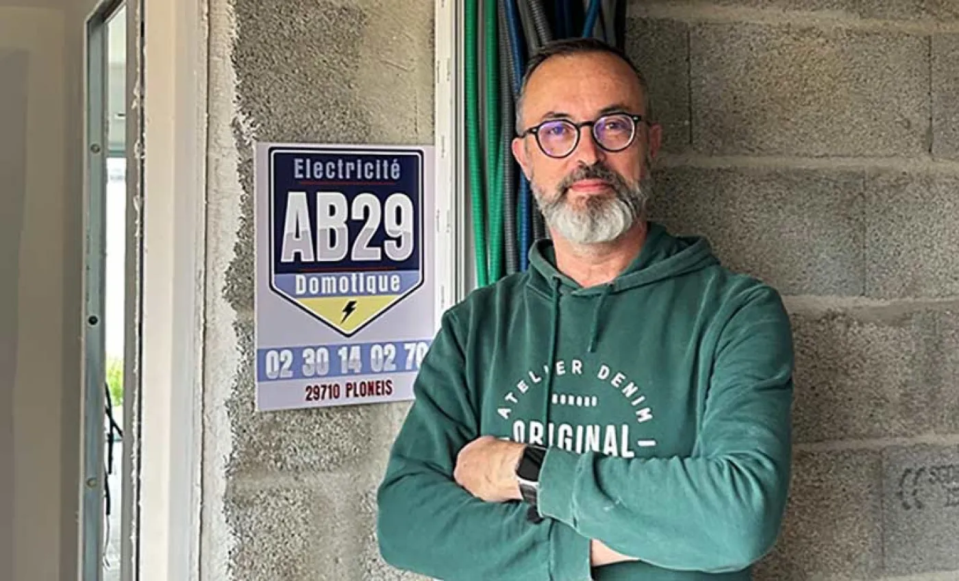 Portrait de Bruno Aubard devant un mur