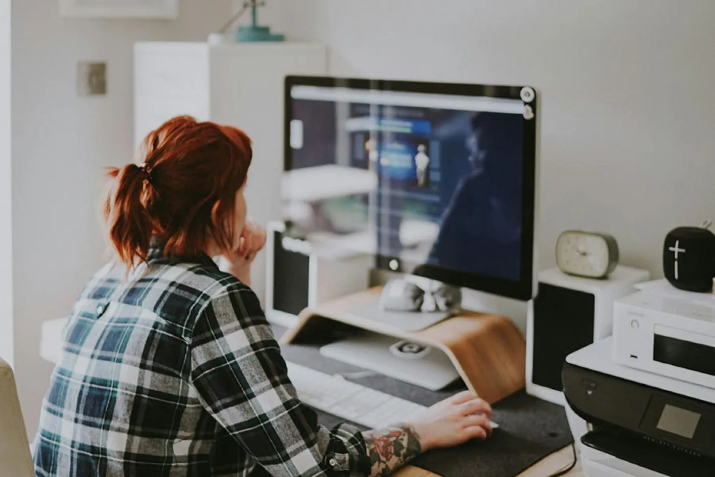 Une étudiante regarde son PC chez elle